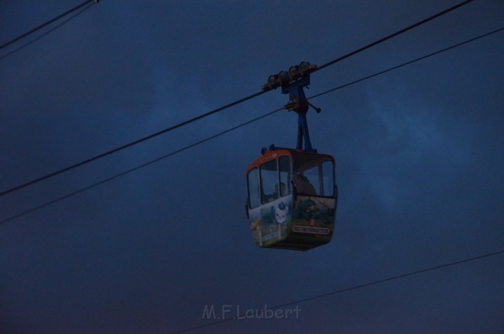 Einsatz BF Hoehenretter Koelner Seilbahn Hoehe Zoobruecke P2282.JPG